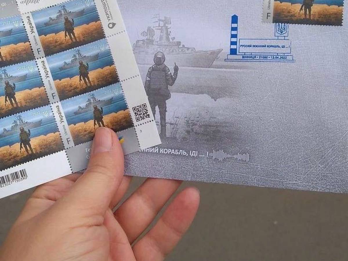 Briefmarken und Sonderbriefumschläge mit dem Motiv des russischen Kriegsschiffs und des ukrainischen Soldaten mit Stinkefinger am 12. April 2022.