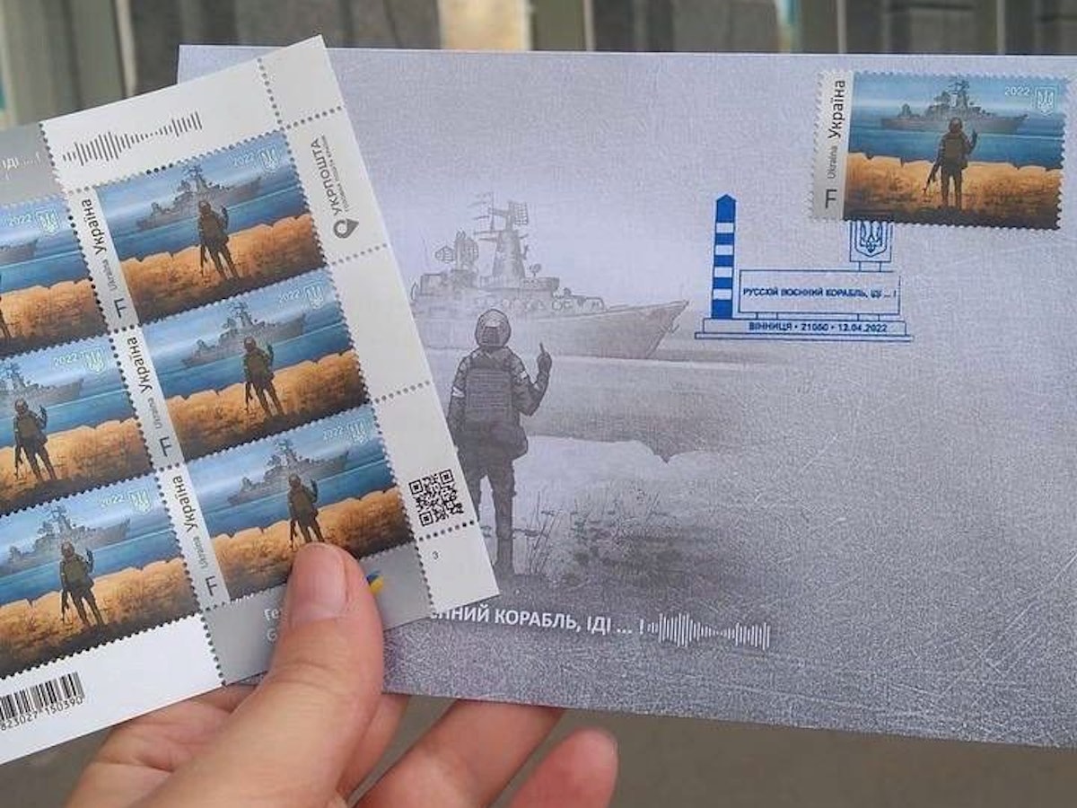 Briefmarken und Sonderbriefumschläge mit dem Motiv des russischen Kriegsschiffs und des ukrainischen Soldaten mit Stinkefinger am 12. April 2022.