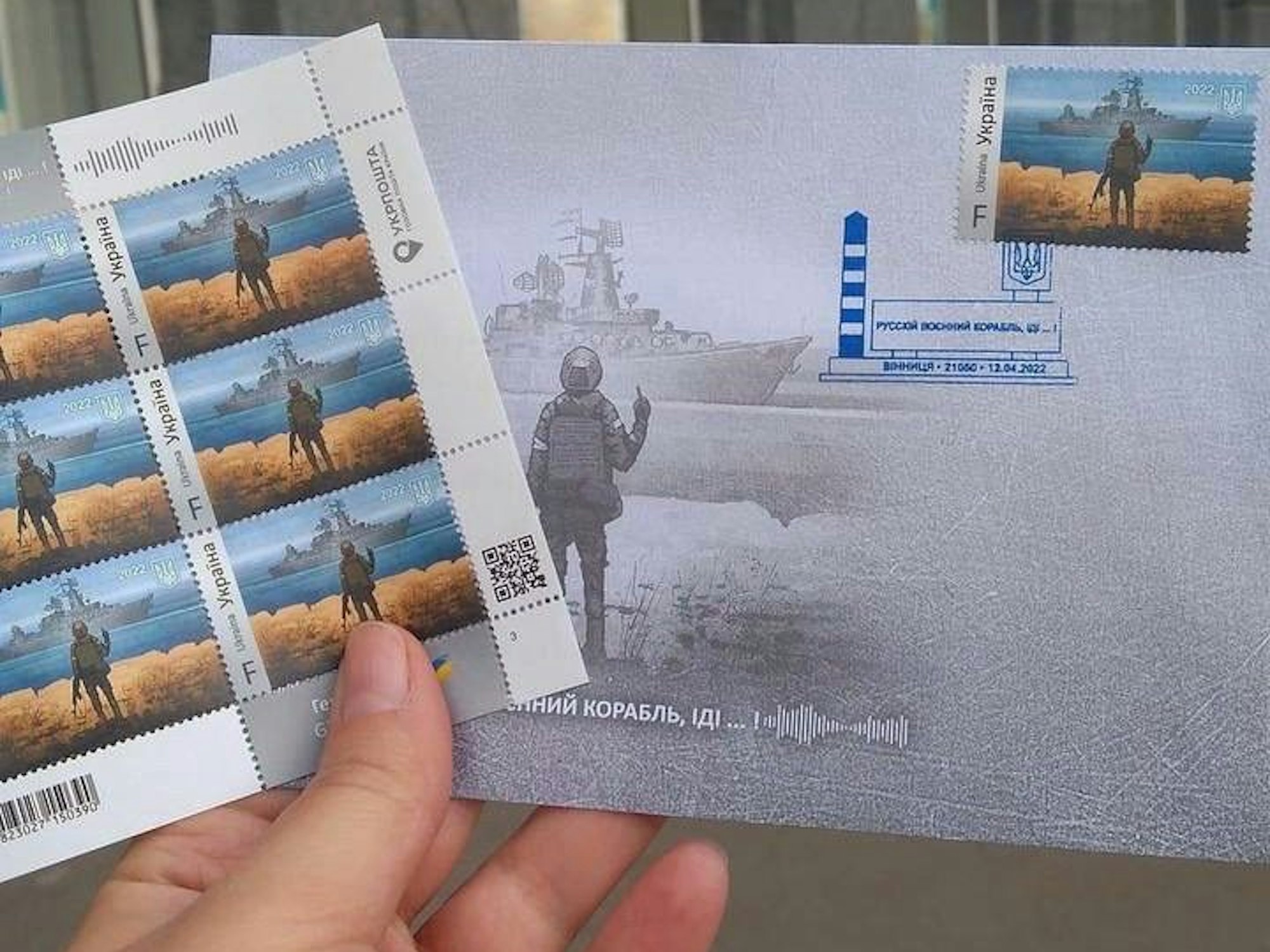 Briefmarken und Sonderbriefumschläge mit dem Motiv des russischen Kriegsschiffs und des ukrainischen Soldaten mit Stinkefinger am 12. April 2022.