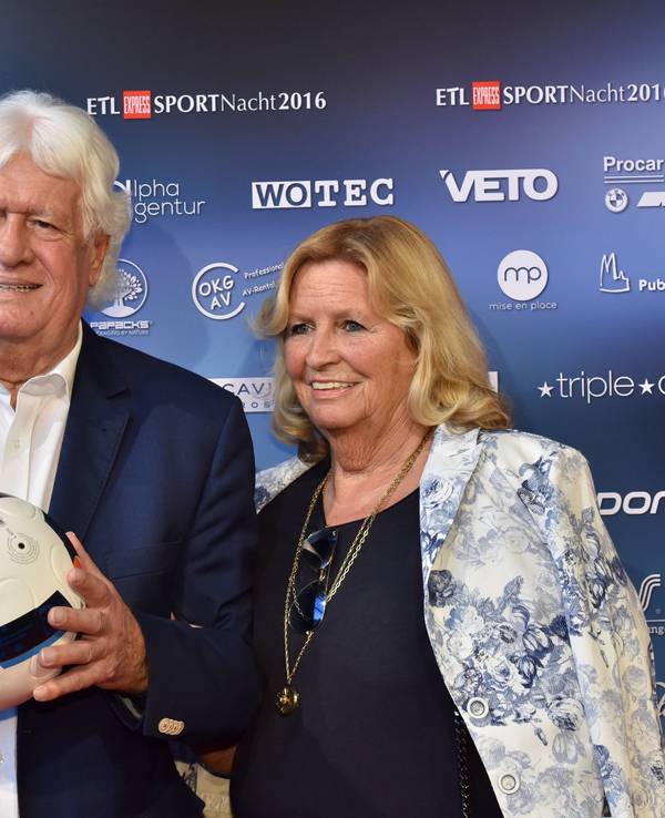 Der Ex Fußballspieler Wolfgang Fahrian und seine Frau posieren am 23. August 2016 in Köln bei der ETL-EXPRESS-Sportnacht.