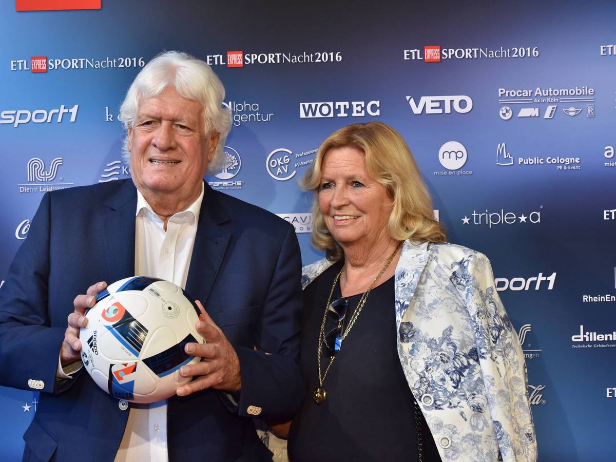 Der Ex Fußballspieler Wolfgang Fahrian und seine Frau posieren am 23. August 2016 in Köln bei der ETL-EXPRESS-Sportnacht.