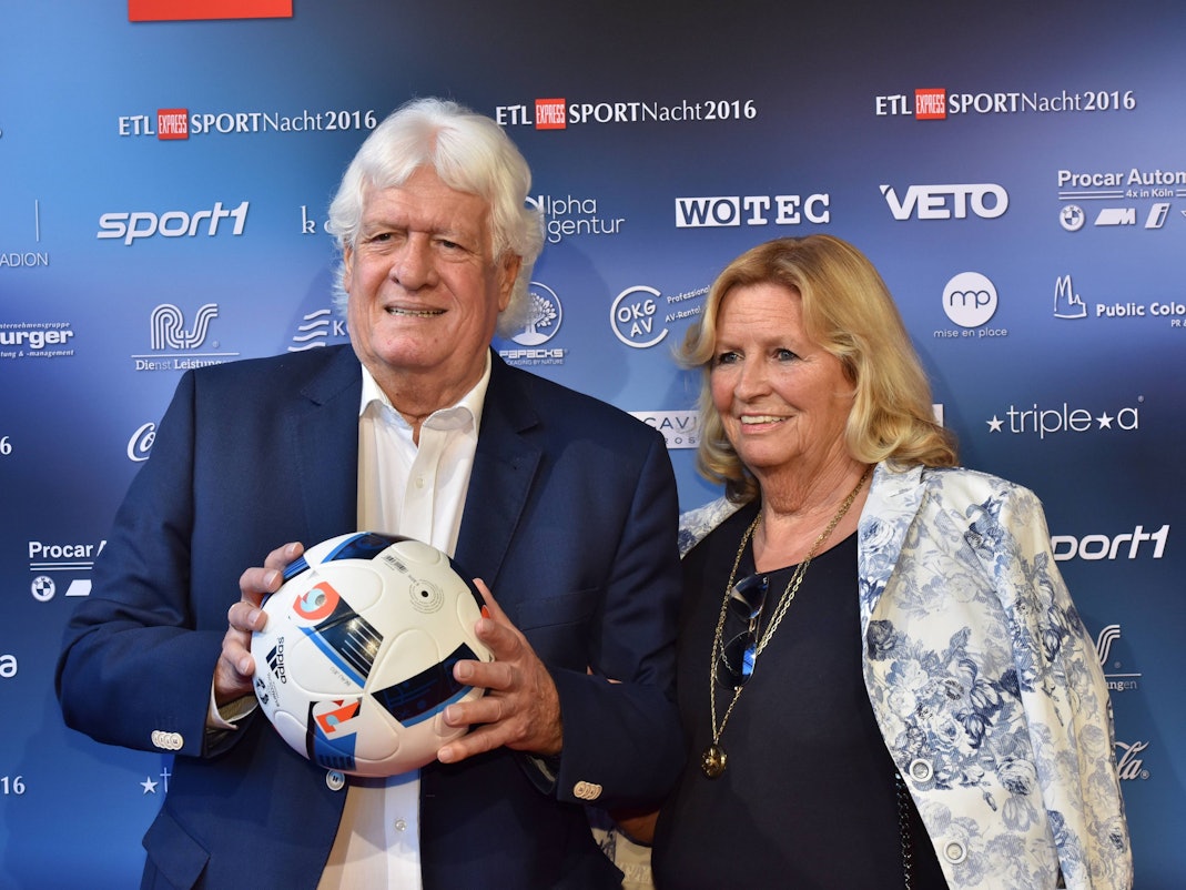 Der Ex Fußballspieler Wolfgang Fahrian und seine Frau posieren am 23. August 2016 in Köln bei der ETL-EXPRESS-Sportnacht.