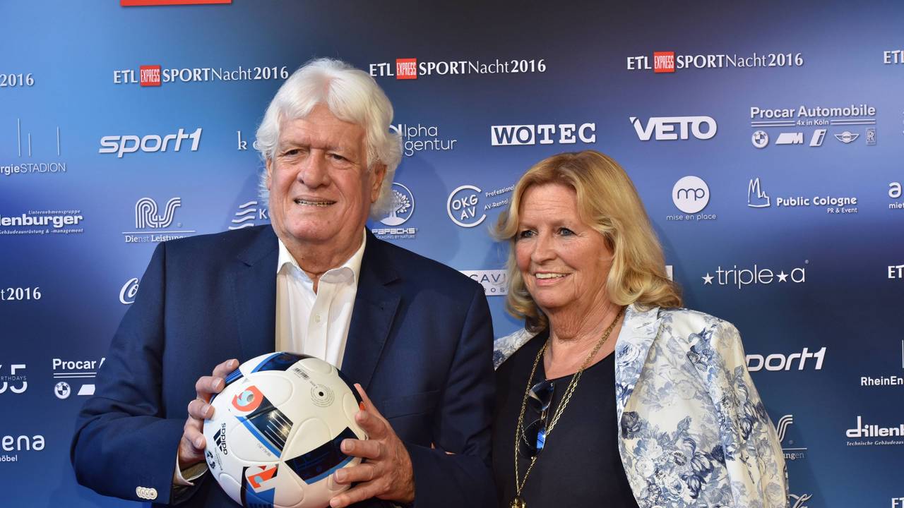 Der Ex Fußballspieler Wolfgang Fahrian und seine Frau posieren am 23. August 2016 in Köln bei der ETL-EXPRESS-Sportnacht.