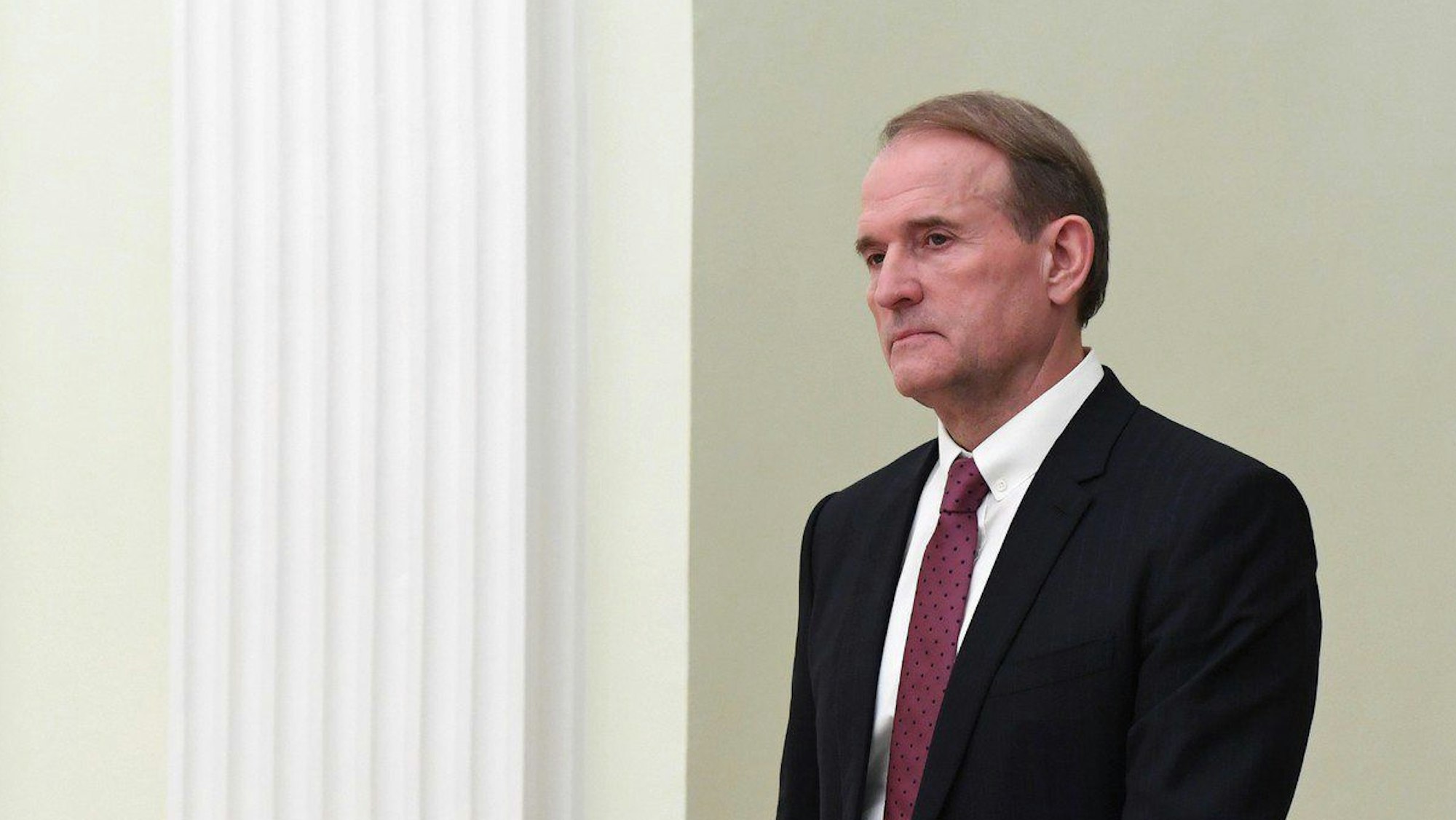 Die vom Kreml herausgegebene Aufnahme zeigt Viktor Medwedtschuk im März 2020 vor einem Treffen mit dem russischen Präsident Wladimir Putin.