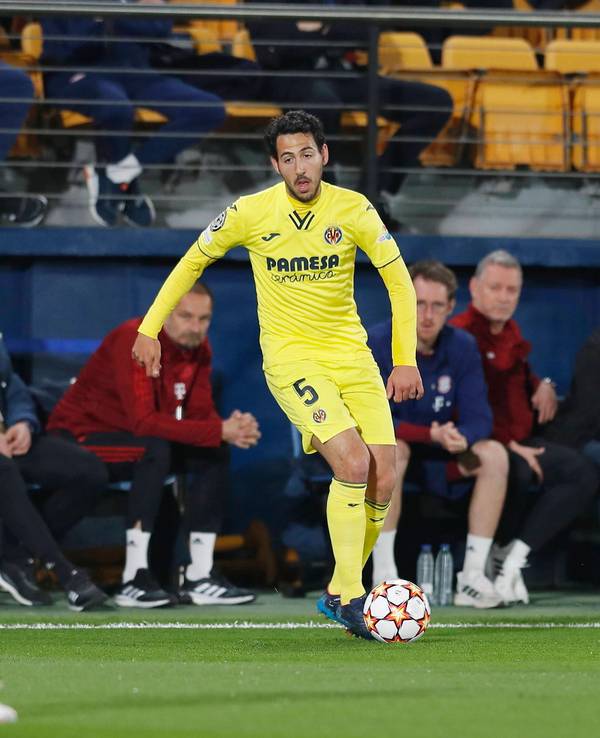 Dani Parejo im Hinspiel der Champions League am Ball. Hinter ihm sieht man die Bank des FC Bayern.