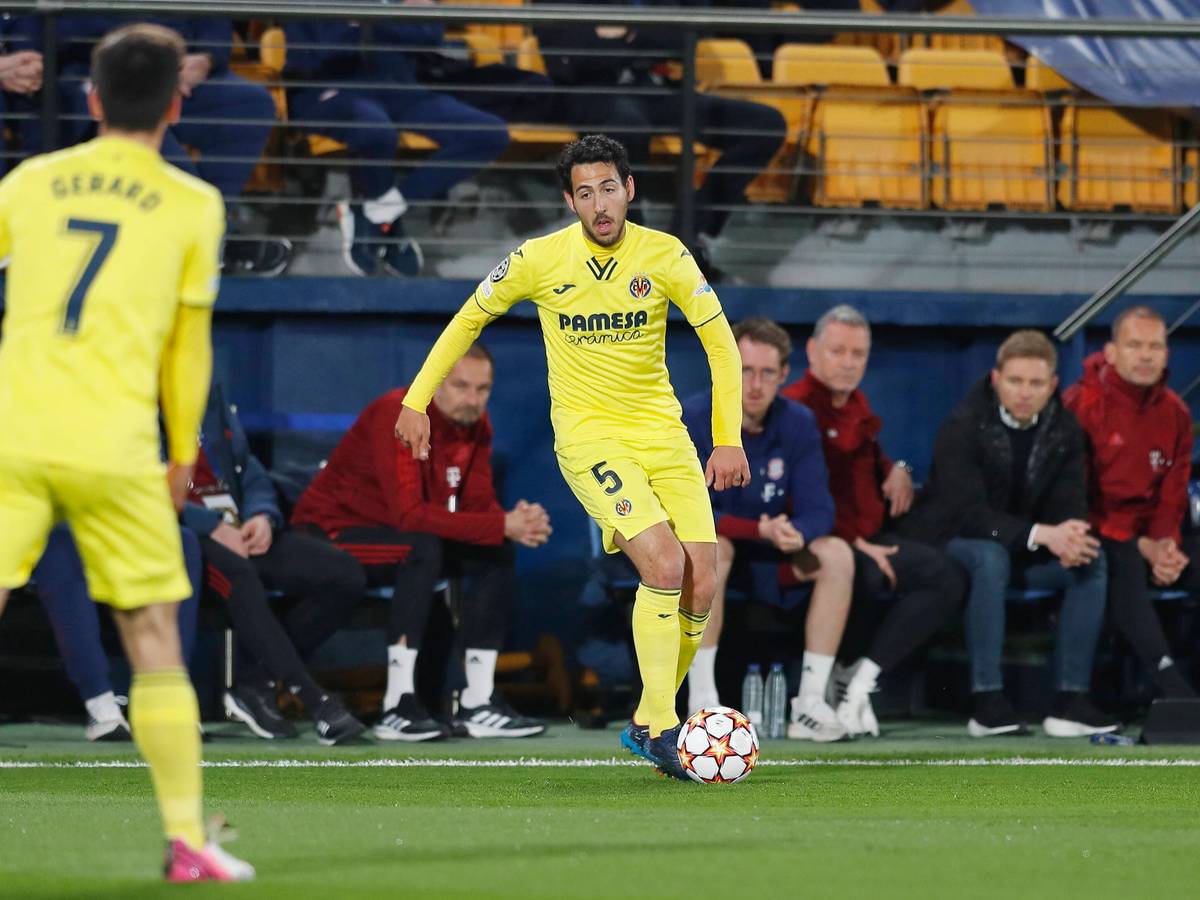 Dani Parejo im Hinspiel der Champions League am Ball. Hinter ihm sieht man die Bank des FC Bayern.