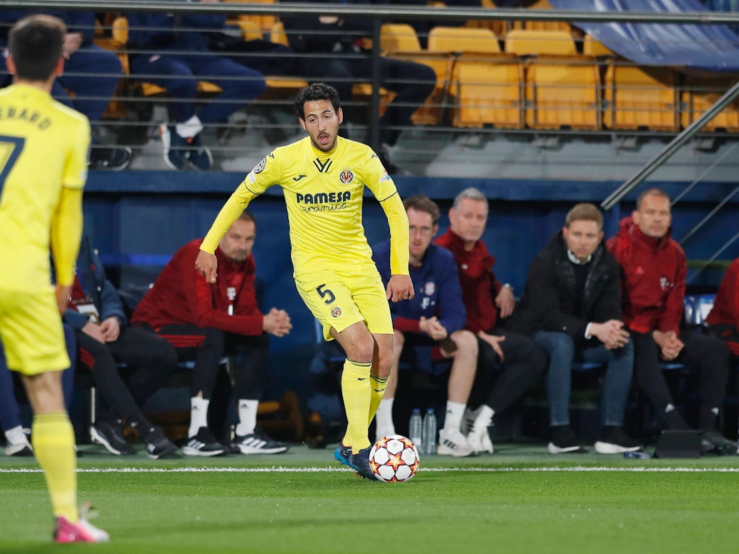 Dani Parejo im Hinspiel der Champions League am Ball. Hinter ihm sieht man die Bank des FC Bayern.