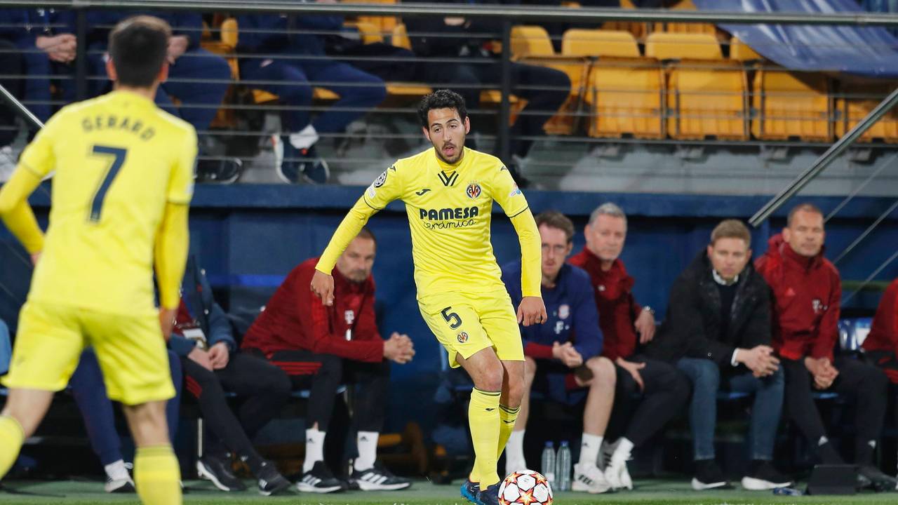Dani Parejo im Hinspiel der Champions League am Ball. Hinter ihm sieht man die Bank des FC Bayern.