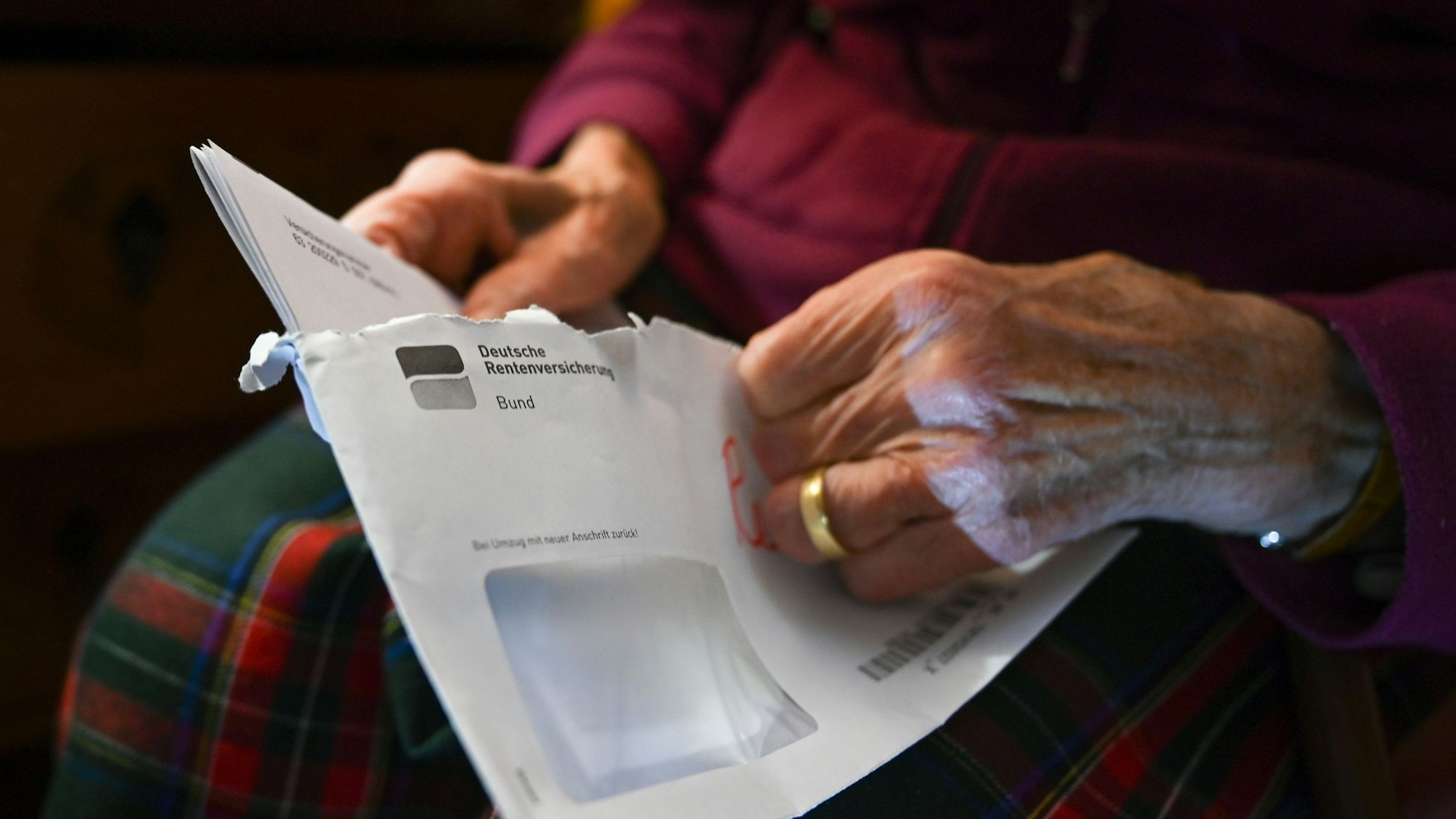 Eine Seniorin hält ihren Rentenbescheid in der Hand. Das Symbolbild wurde am 10. März 2020 aufgenommen.