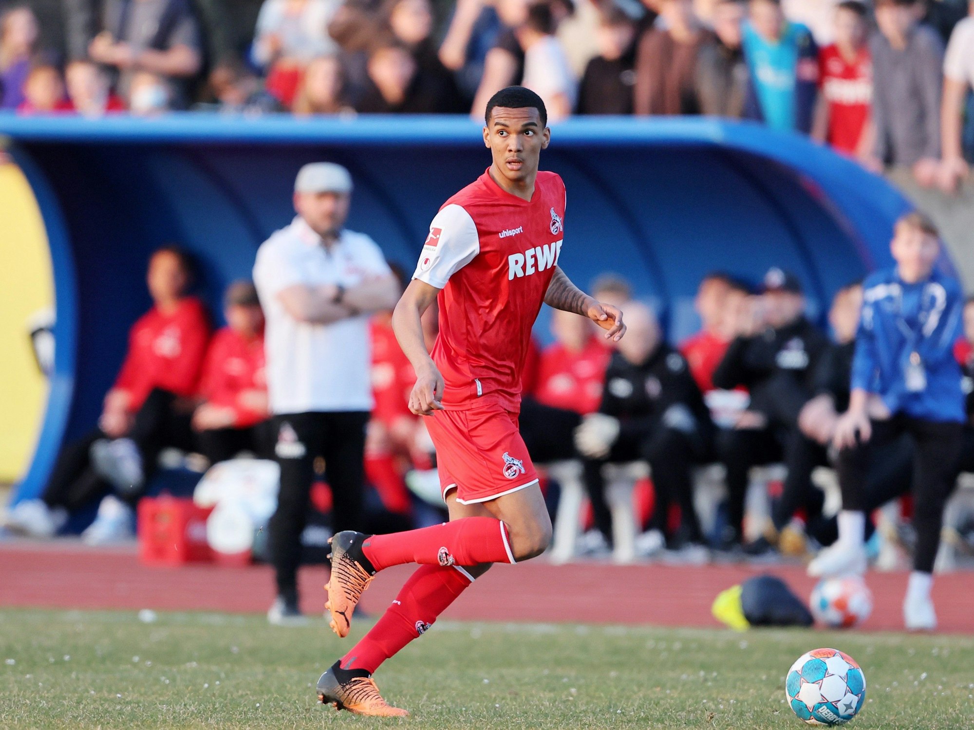 Damion Downs dribbelt mit dem Ball.