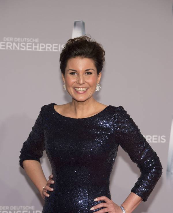 Vanessa Blumhagen posiert in einem Pallienten-Kleid für die Kamera.