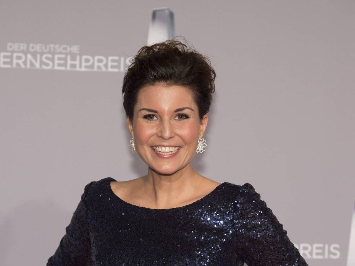 Vanessa Blumhagen posiert in einem Pallienten-Kleid für die Kamera.