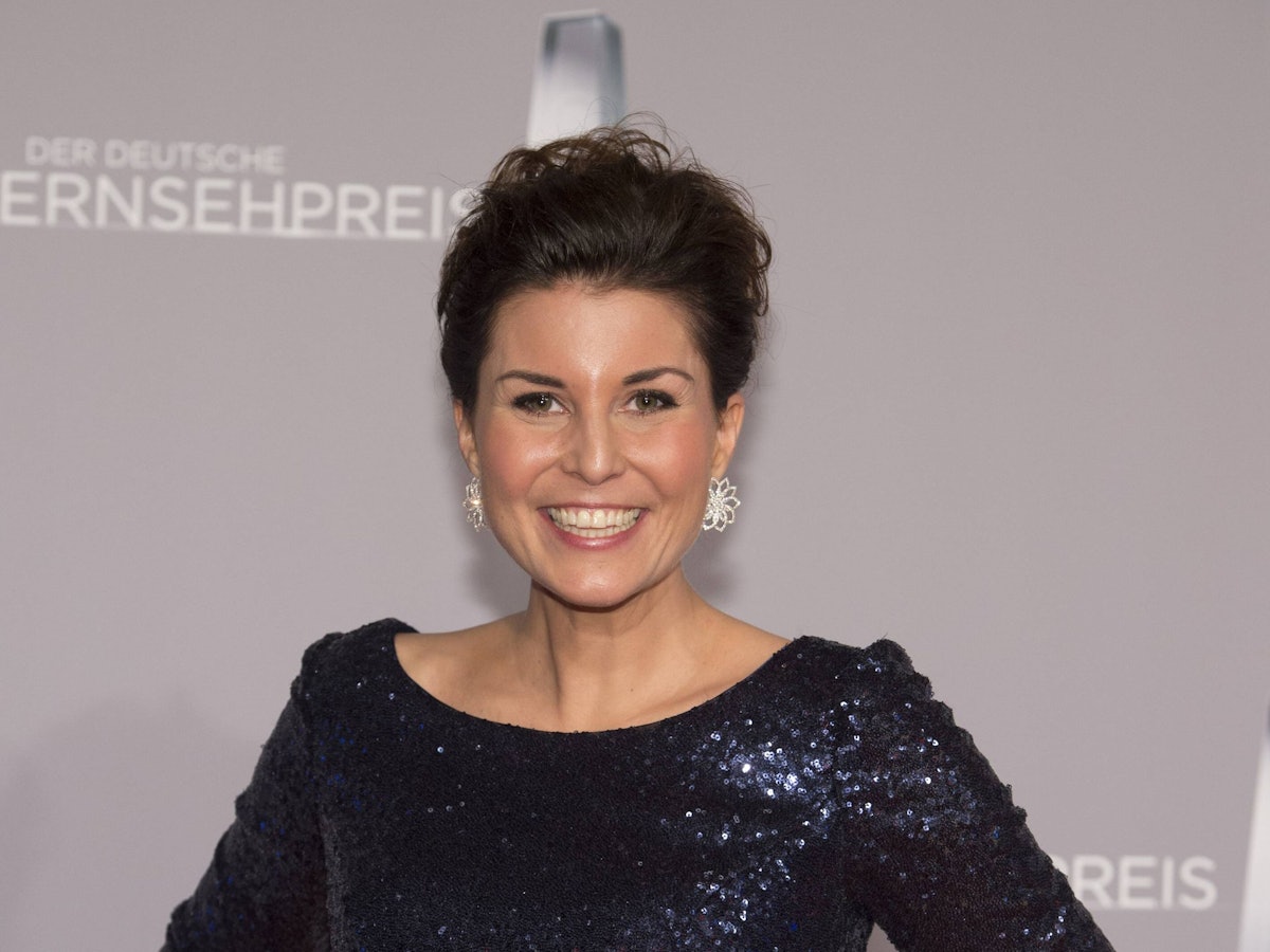 Vanessa Blumhagen posiert in einem Pallienten-Kleid für die Kamera.