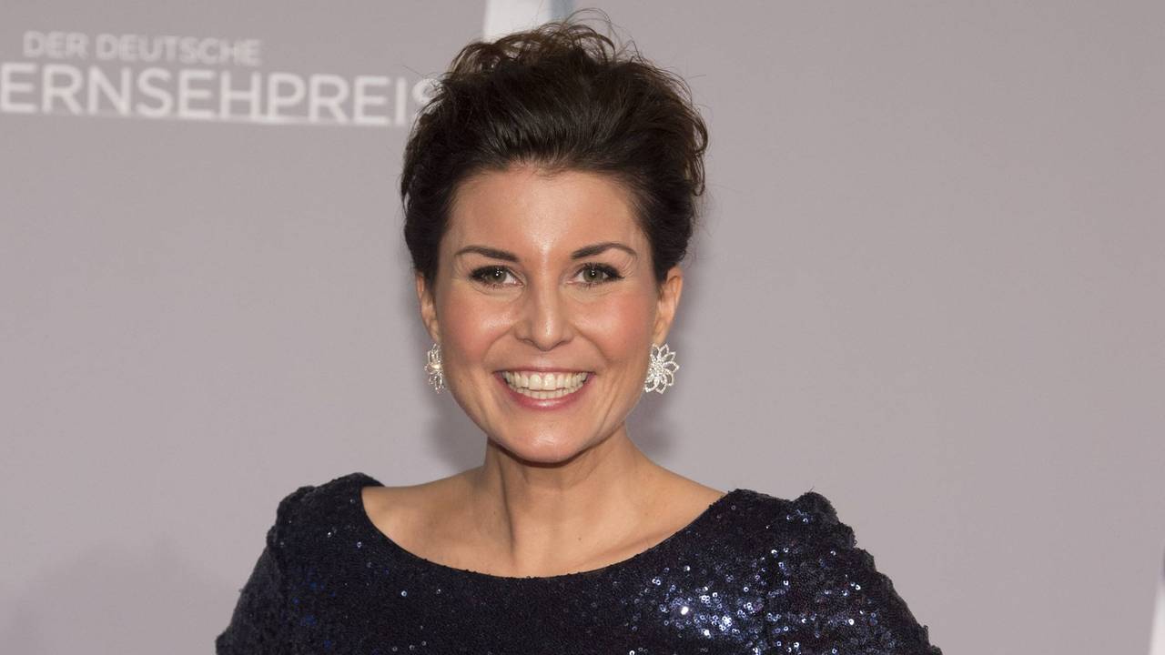 Vanessa Blumhagen posiert in einem Pallienten-Kleid für die Kamera.