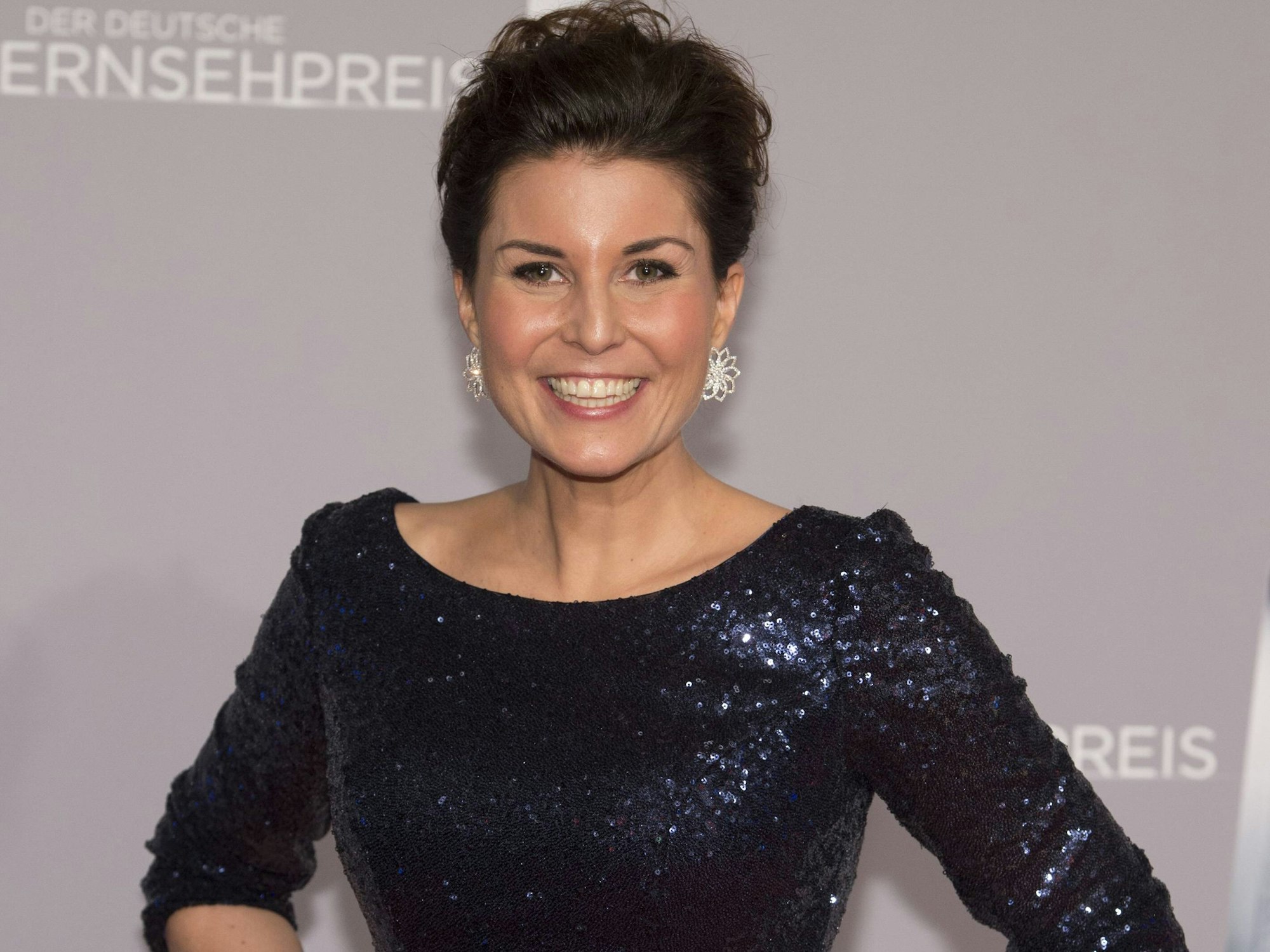 Vanessa Blumhagen posiert in einem Pallienten-Kleid für die Kamera.