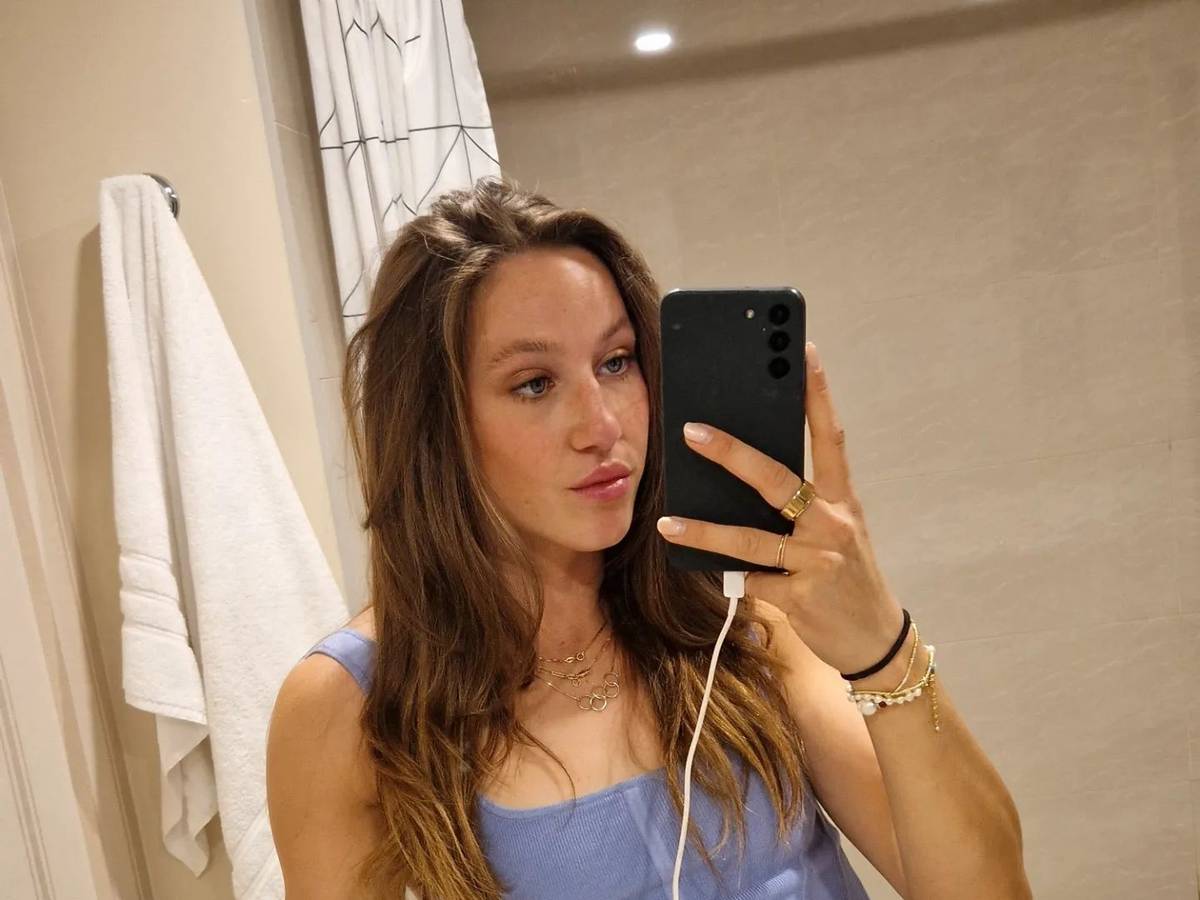 Shorttrack-Doppelolympiasiegerin Suzanne Schulting bei einem Hotelzimmer-Selfie, das Foto veröffentlichte sie am 11. April 2022 auf ihrem Instagram-Kanal.