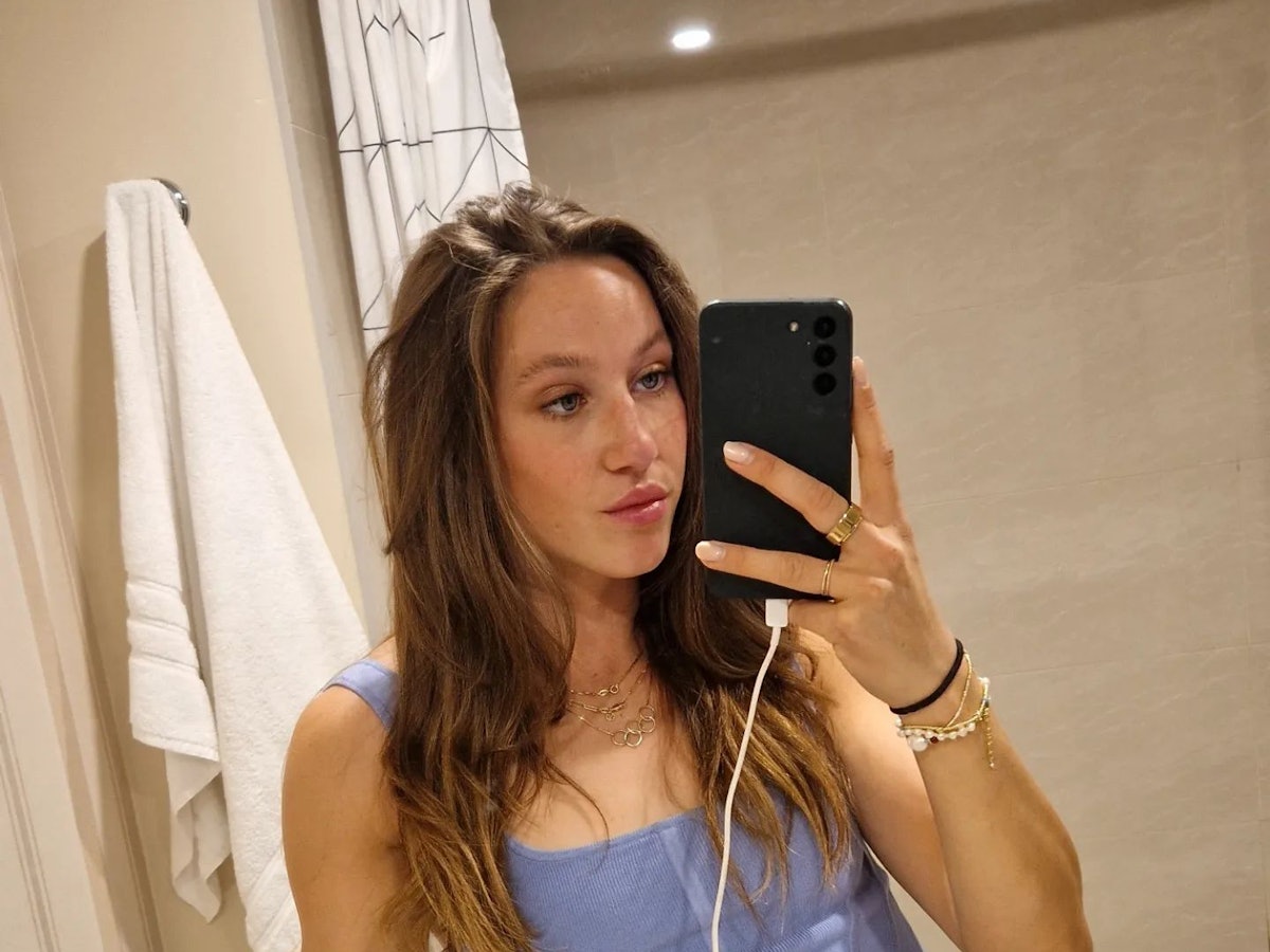 Shorttrack-Doppelolympiasiegerin Suzanne Schulting bei einem Hotelzimmer-Selfie, das Foto veröffentlichte sie am 11. April 2022 auf ihrem Instagram-Kanal.