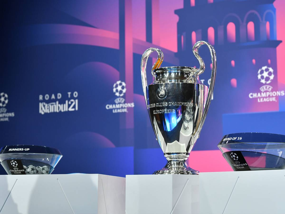Fußball: UEFA Champions League, Auslosung - K.o.-Runde, Achtelfinale. Der Champions-League-Pokal steht neben den Lostöpfen auf einem Podest.