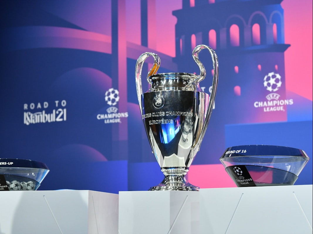 Fußball: UEFA Champions League, Auslosung - K.o.-Runde, Achtelfinale. Der Champions-League-Pokal steht neben den Lostöpfen auf einem Podest.