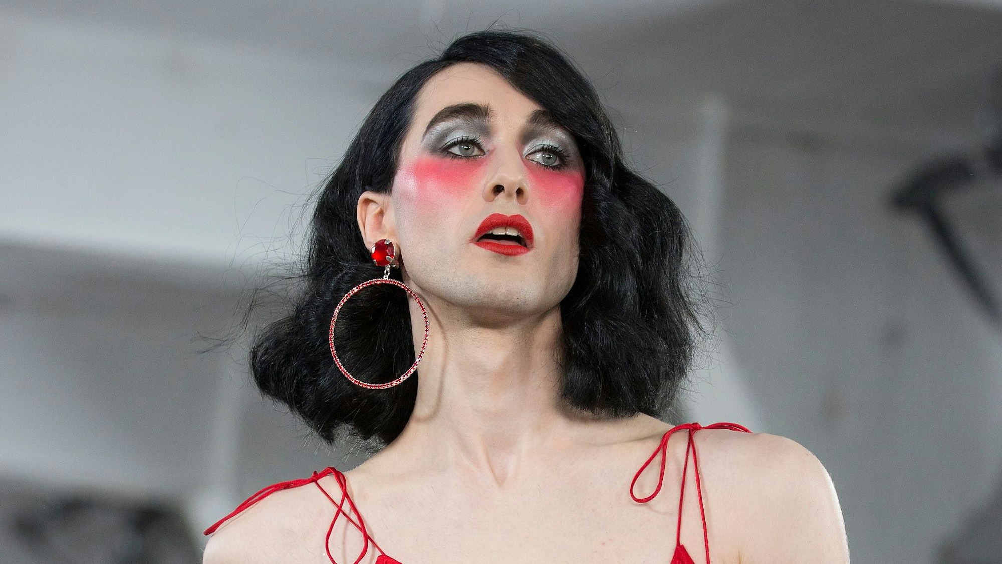 Ein Model geht am 10.06.2017 in London (Großbritannien) auf der Fashion Week während der Show von MAN über den Laufsteg.