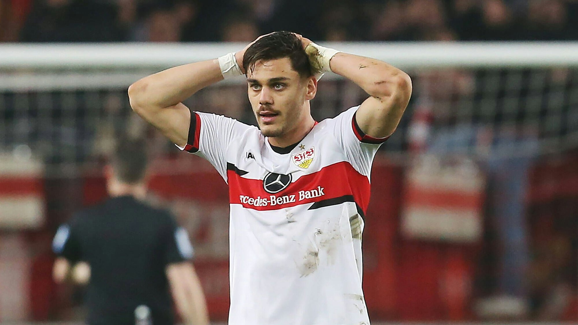 Konstantinos Mavropanos schlägt enttäuscht die Arme hinter dem Kopf zusammen