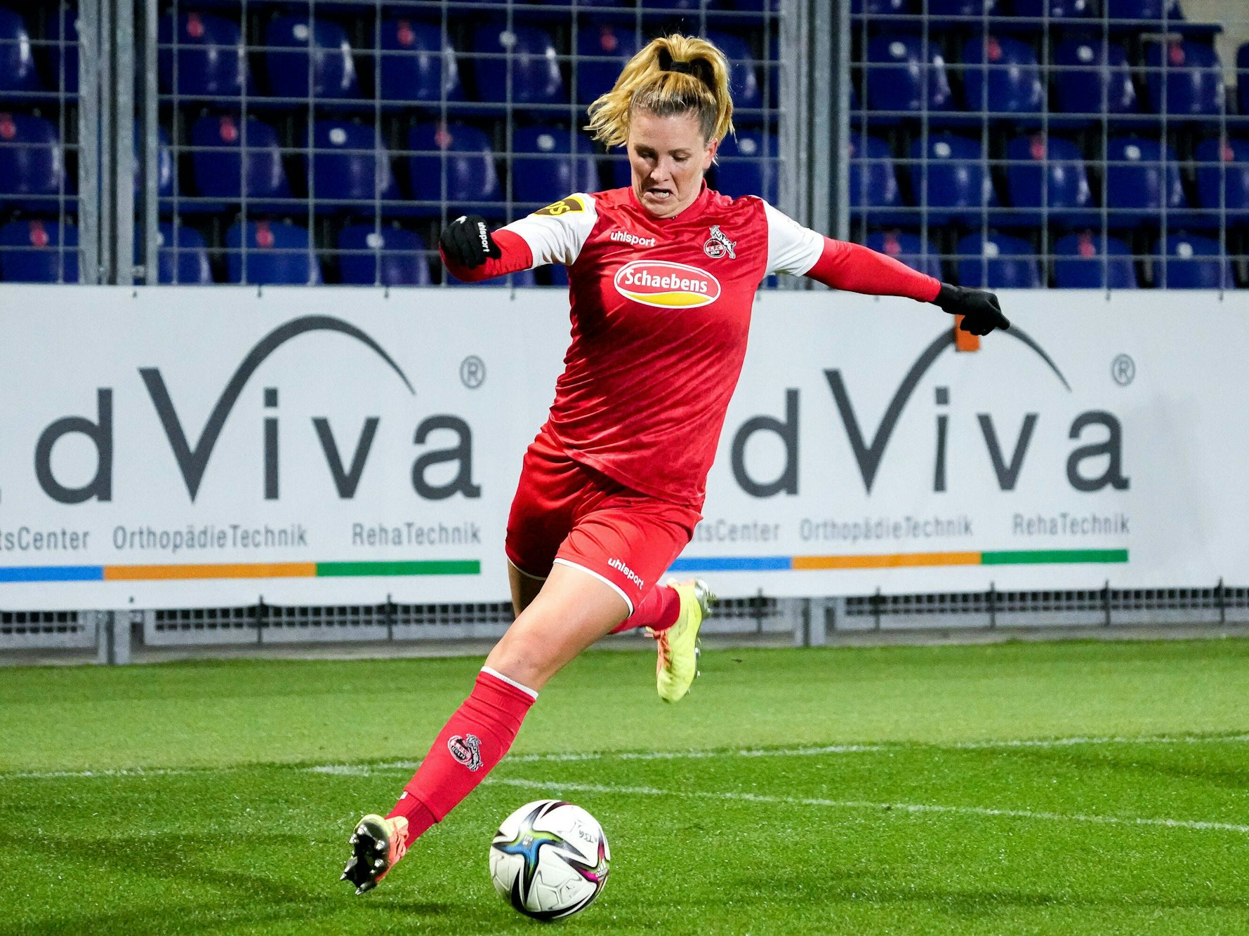 Rachel Rinast führt den Ball im Spiel bei der TSG Hoffenheim