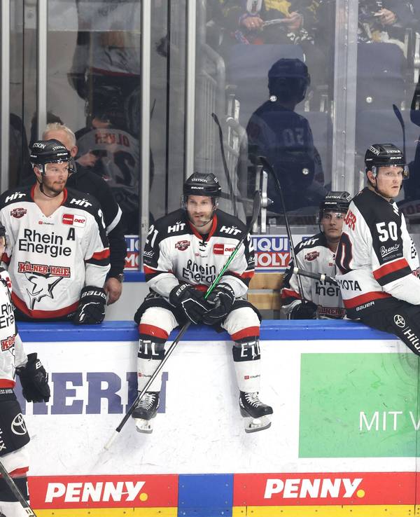 Die Kölner Haie mit Trainer Uwe Krupp enttäuscht auf der Bank.