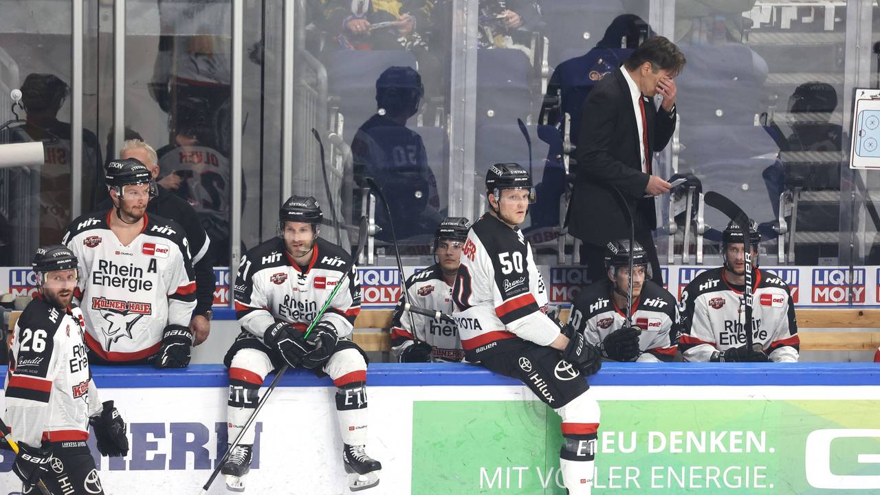 Die Kölner Haie mit Trainer Uwe Krupp enttäuscht auf der Bank.