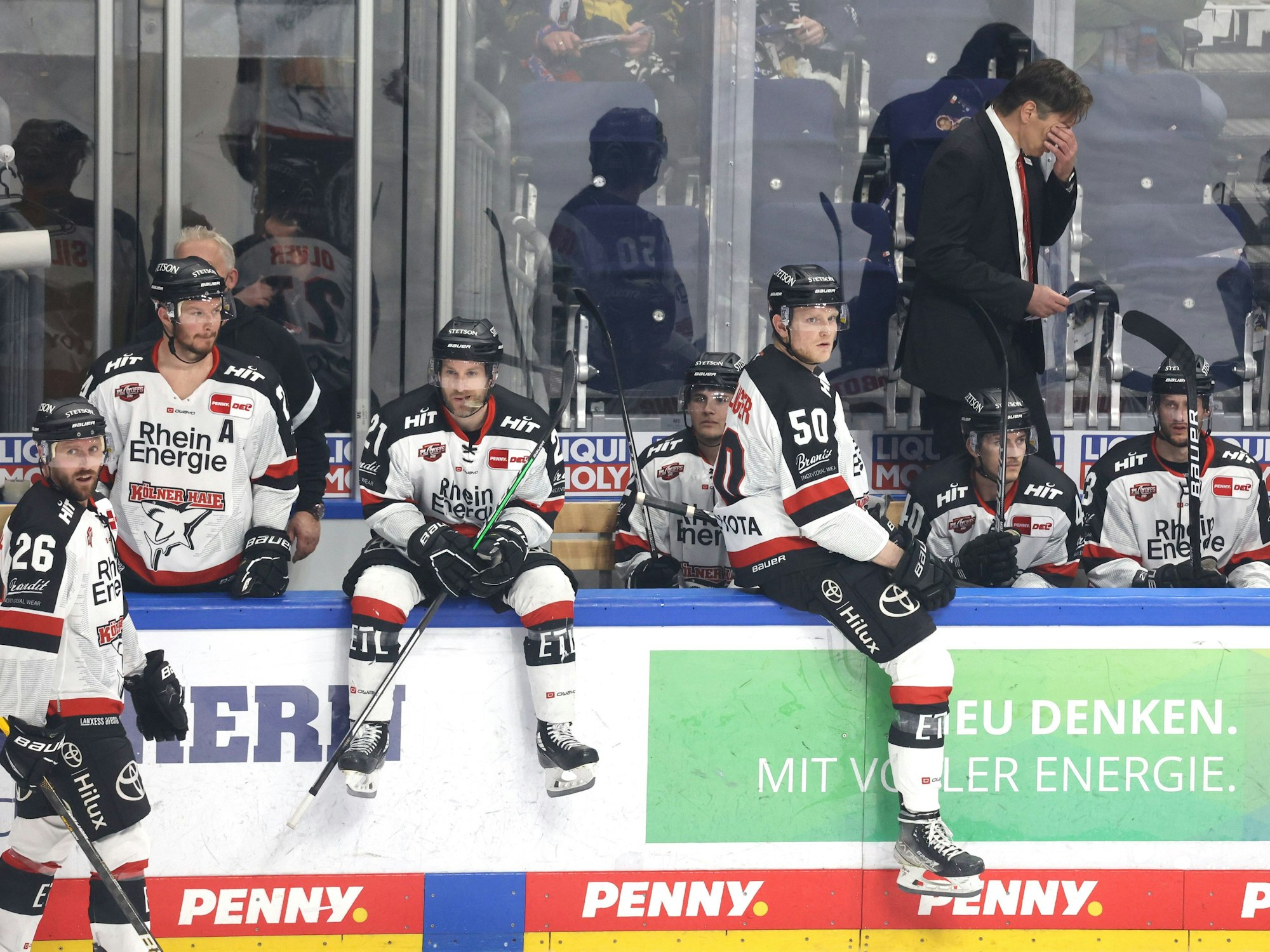 Die Kölner Haie mit Trainer Uwe Krupp enttäuscht auf der Bank.