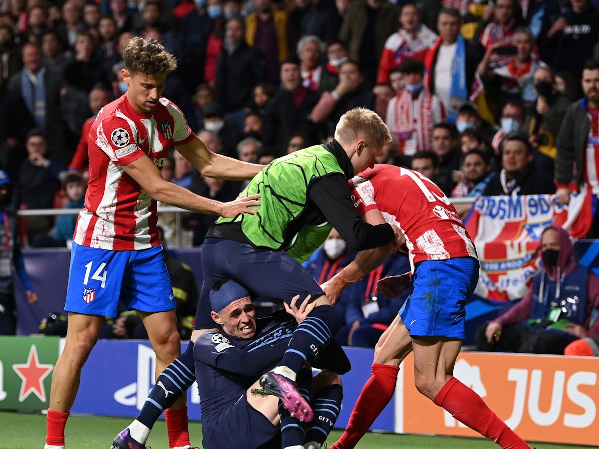 Oleksandr Zinchenko eilt Phil Foden gegen Stefan Savic zu Hilfe.
