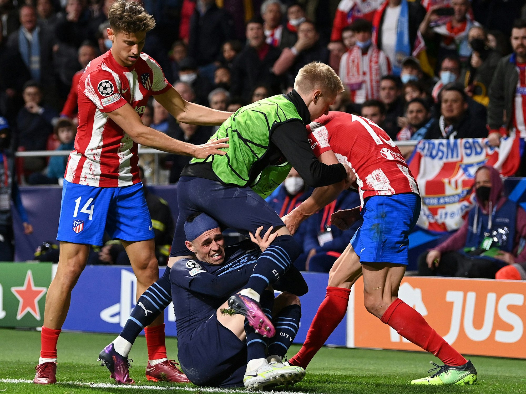 Oleksandr Zinchenko eilt Phil Foden gegen Stefan Savic zu Hilfe.