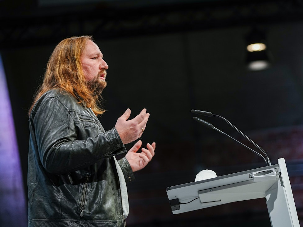 Anton Hofreiter fordert mehr Einsatz von Bundeskanzler Scholz in der Ukraine-Politik. Das Symbolbild zeigt Hofreiter beim Bund-Länder-Forum am 25. November 2021.