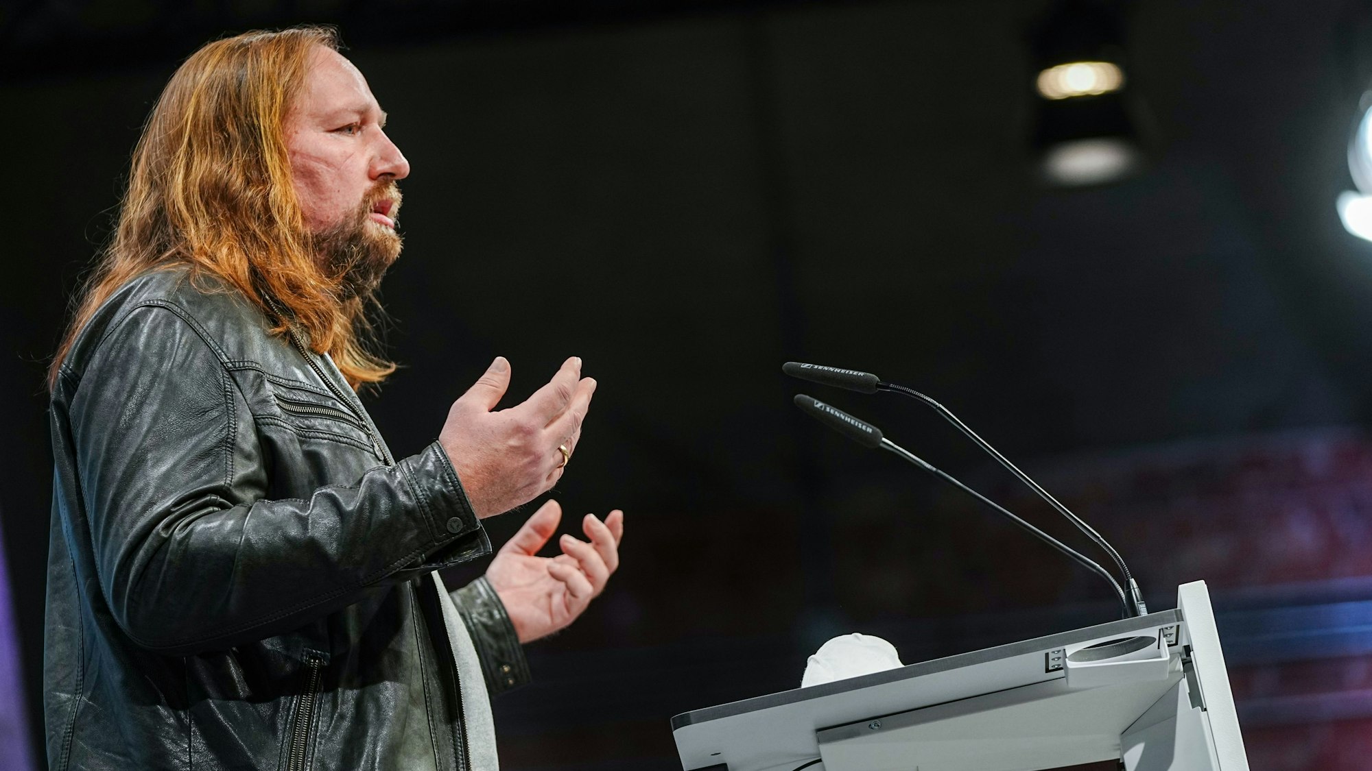 Anton Hofreiter fordert mehr Einsatz von Bundeskanzler Scholz in der Ukraine-Politik. Das Symbolbild zeigt Hofreiter beim Bund-Länder-Forum am 25. November 2021.