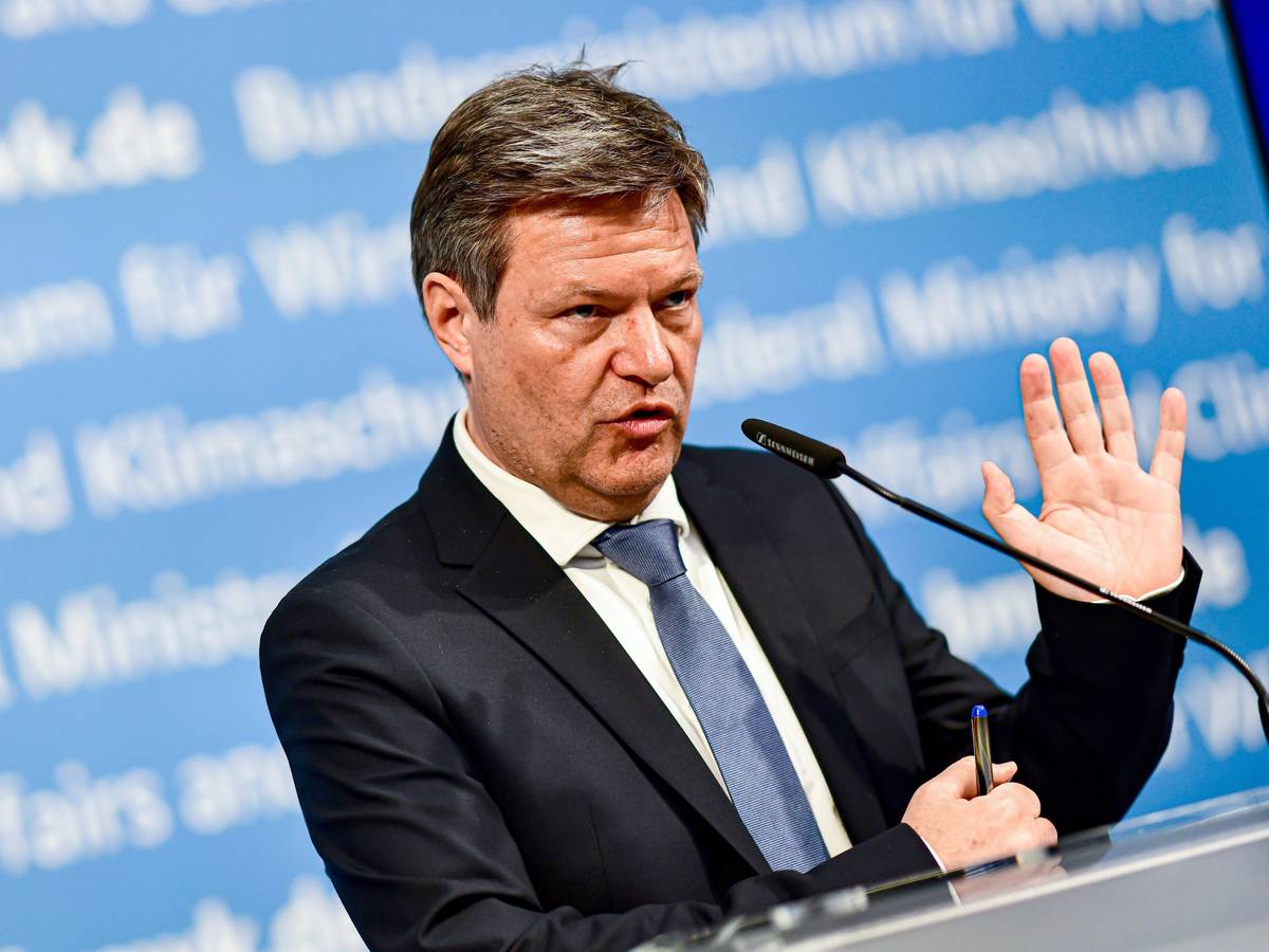 Robert Habeck (Bündnis 90/Die Grünen), Bundesminister für Wirtschaft und Klimaschutz, gibt nach dem Roundtable zum „Ausbau der Produktionskapazitäten für die Energiewende in Deutschland und Europa“ ein Pressestatement ab.