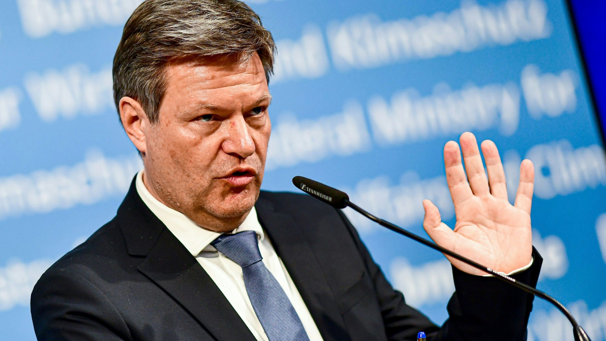 Robert Habeck (Bündnis 90/Die Grünen), Bundesminister für Wirtschaft und Klimaschutz, gibt nach dem Roundtable zum „Ausbau der Produktionskapazitäten für die Energiewende in Deutschland und Europa“ ein Pressestatement ab.