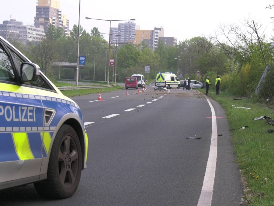 In Weiler-Volkhoven hat eine Mutter (30) einen schweren Unfall gebaut. Die Kinder, 5 und 7 Jahre alt, wurden wie die Fahrerin schwer verletzt.