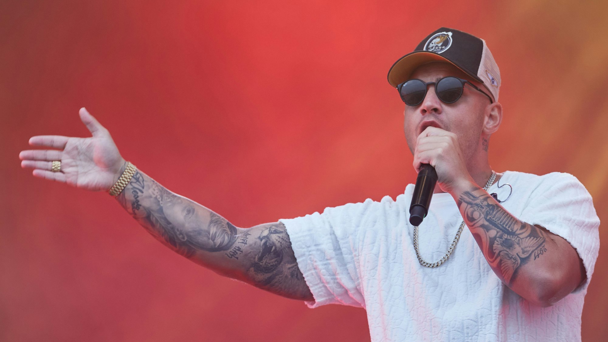 Pietro Lombardi, Sänger, steht auf der Bühne beim Strandkorb Open-Air-Konzert am Cruise Center Steinwerder.