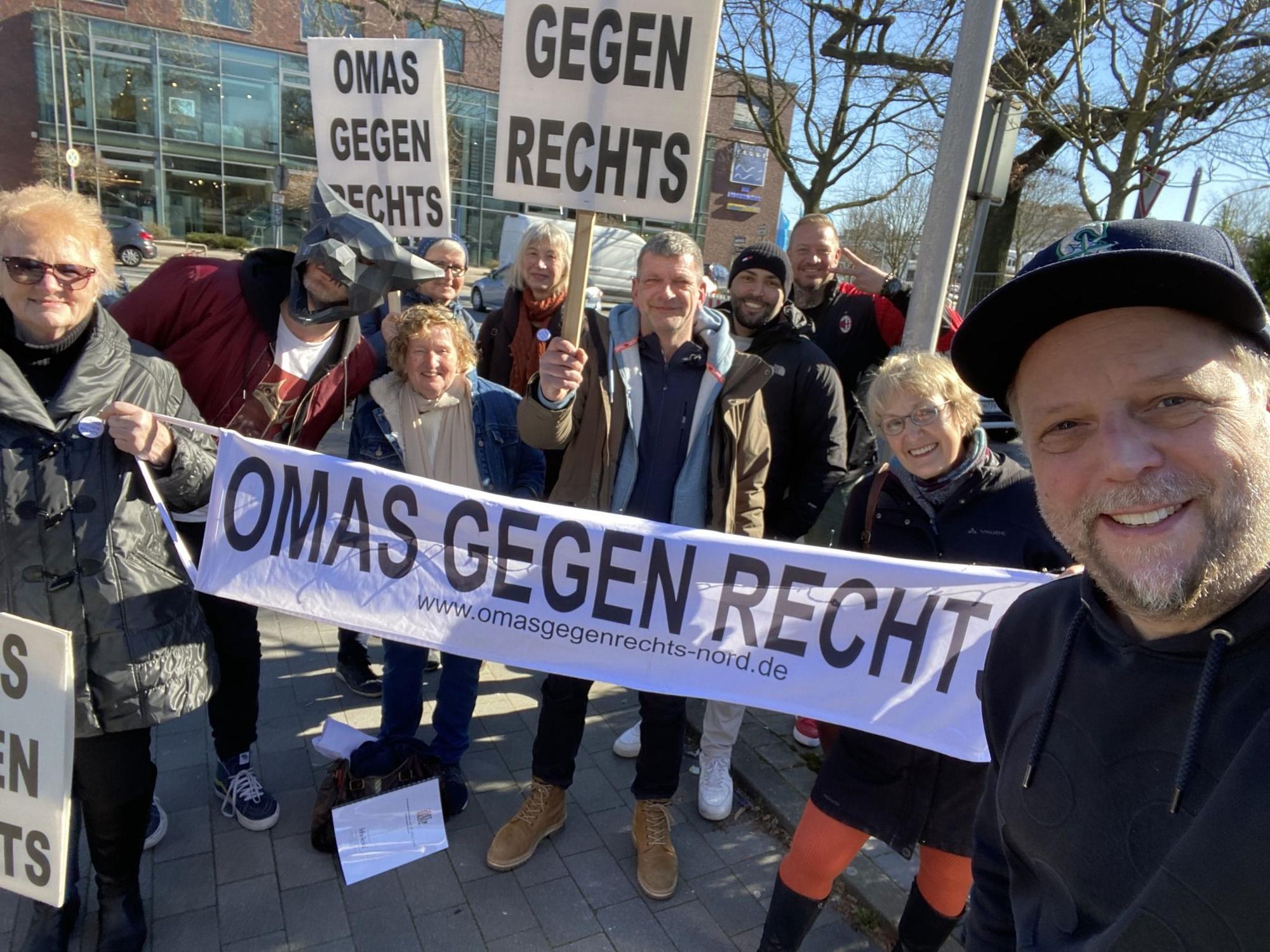 Der Verein Omas gegen Rechts geht mit der Musikgruppe Die Fantastichen Vier auf Tournee.
Fotos: Omas gegen Rechts