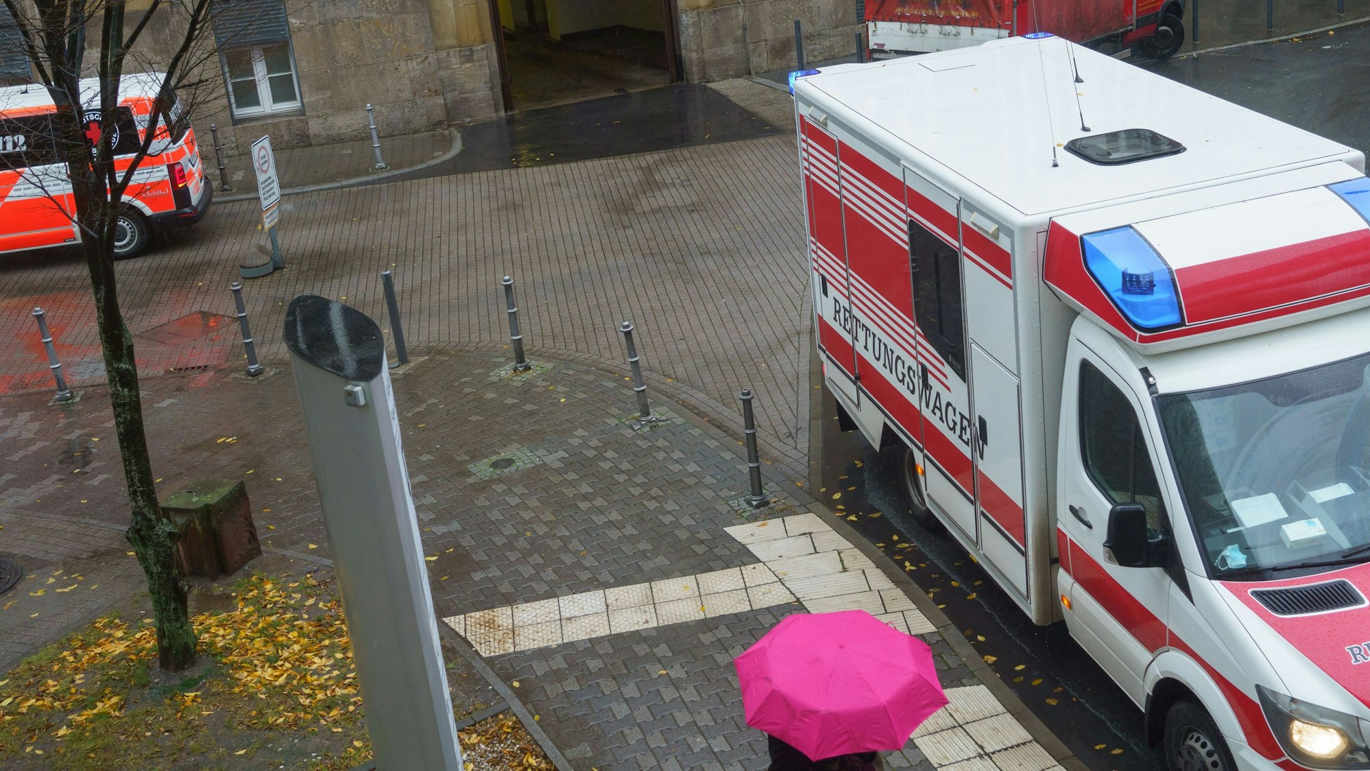 Bei dem Unfall in Moers wurde am Mittwoch (13. April 2022) ein zehnjähriges Mädchen schwer verletzt. Unser undatiertes Foto ist ein Symbolfoto und wurde in Frankfurt/Main aufgenommen.