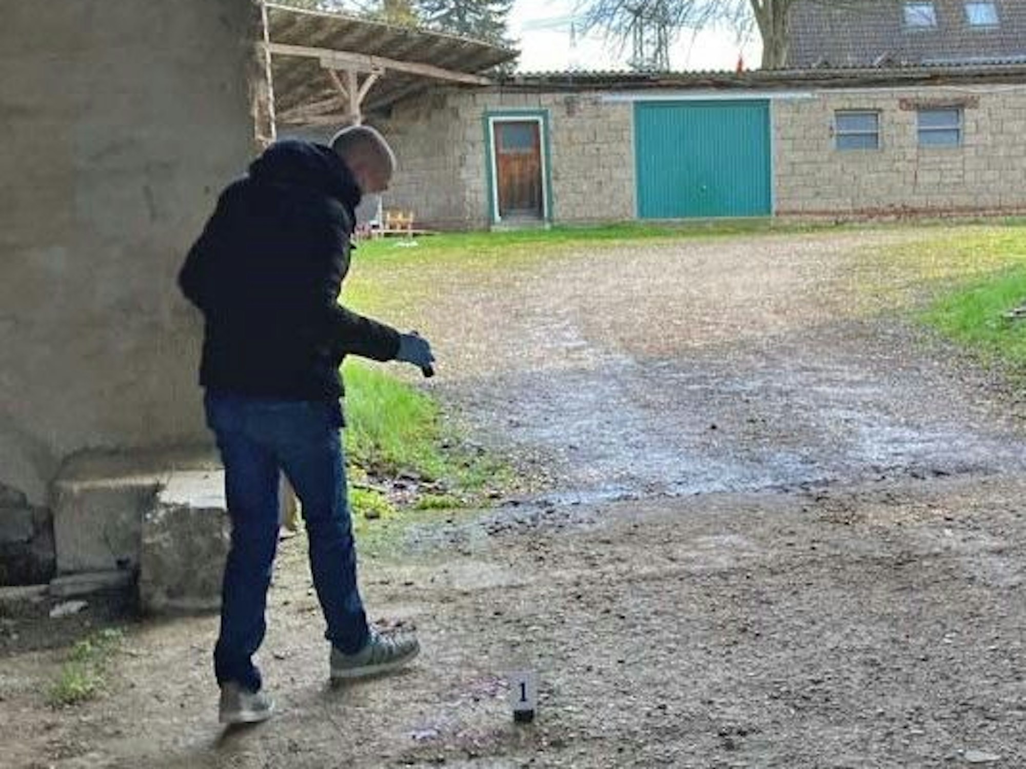 Ein Ermittler der Polizei sichert Spuren am Tatort. In Pulheim sollen zwei Männer einen 56-Jährigen lebensgefährlich verletzt haben.