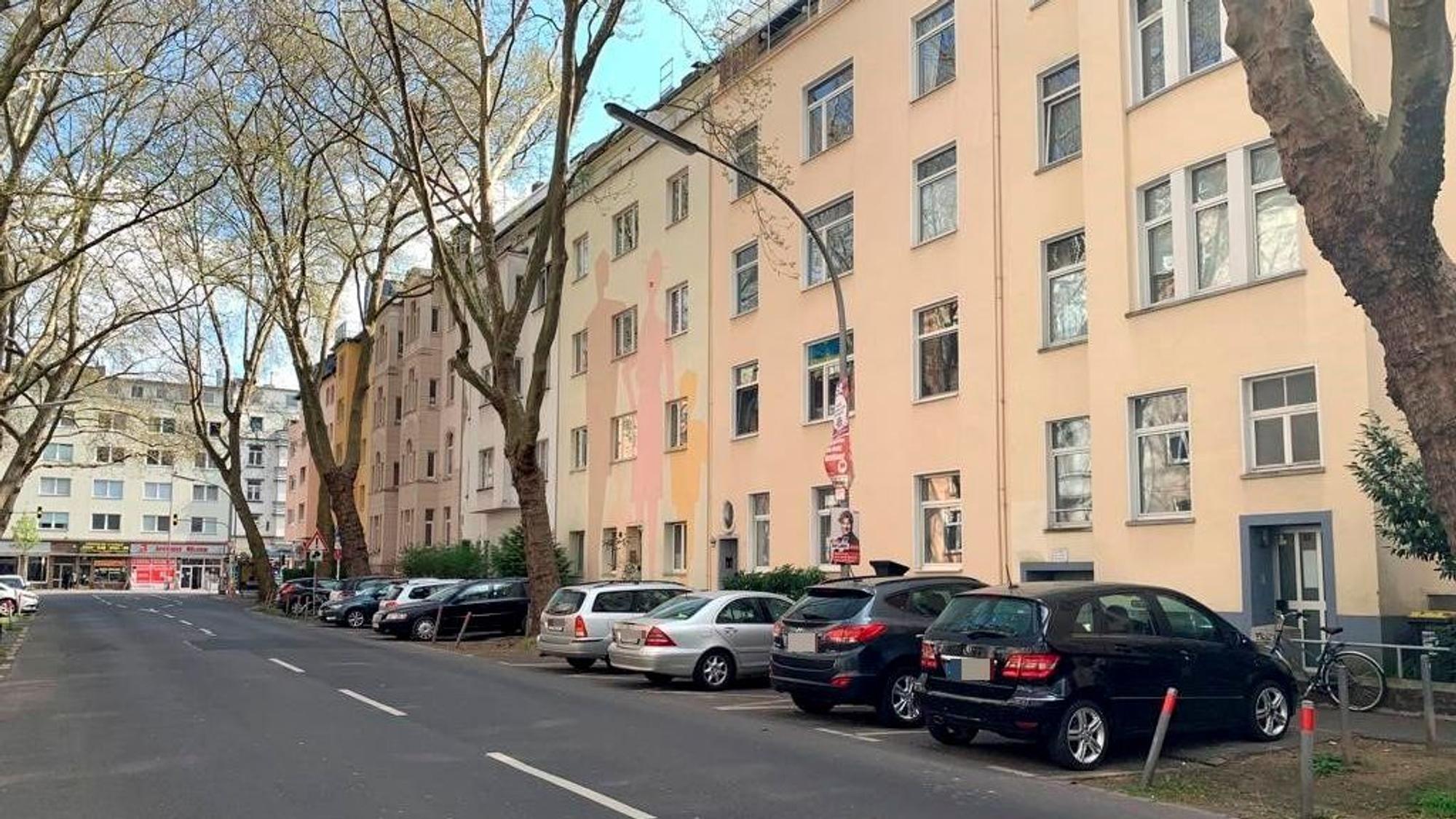 Eine Reihe Mehrfamilienhäuser an der Graf-Adolf-Straße in Köln-Mülheim, Bäume säumen die Straße.