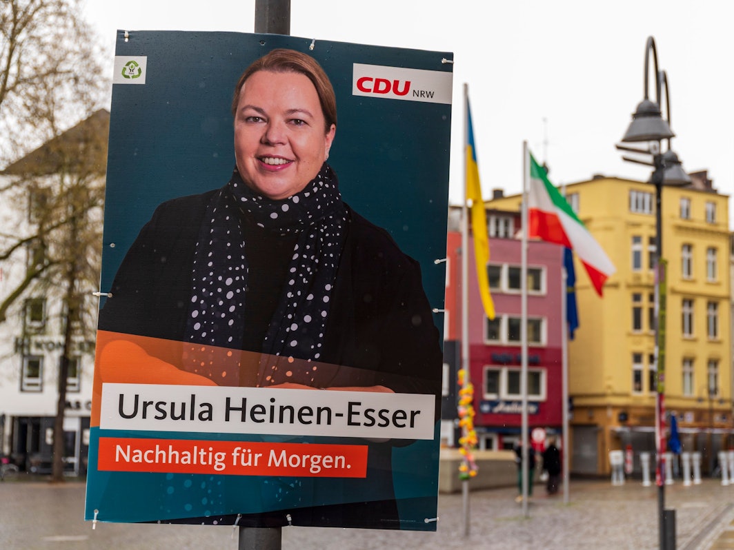 Ein Wahlplakat von CDU-Politikerin Ursula Heinen-Esser in Köln. Nach ihrem Wahlkampf-Rücktritt lässt sie ihre Wahlplakate in Köln entfernen.