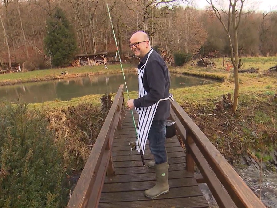 „Das perfekte Dinner“: Fisch und Krebse muss Meik noch aus dem Teich angeln.