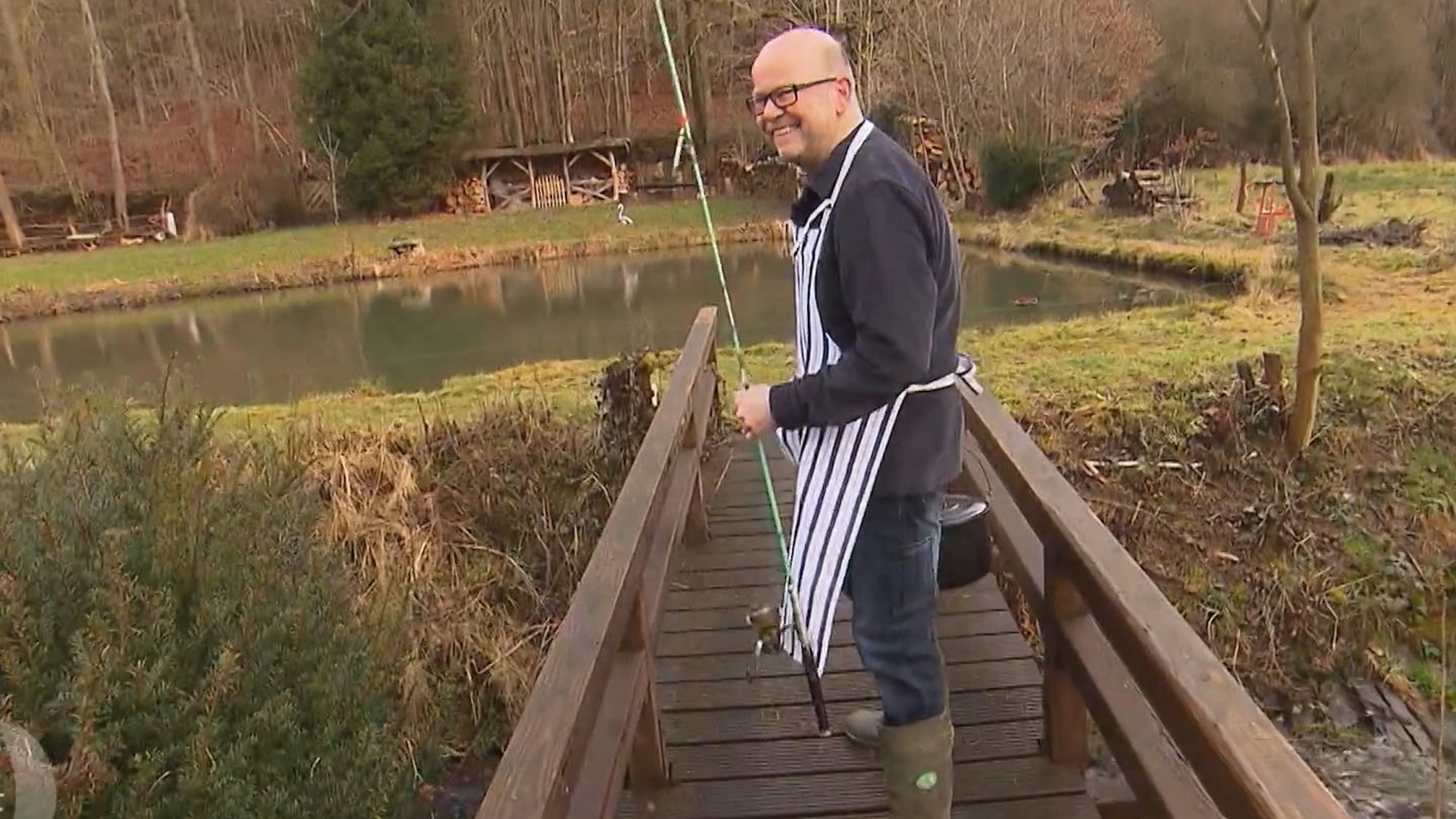 „Das perfekte Dinner“: Fisch und Krebse muss Meik noch aus dem Teich angeln.