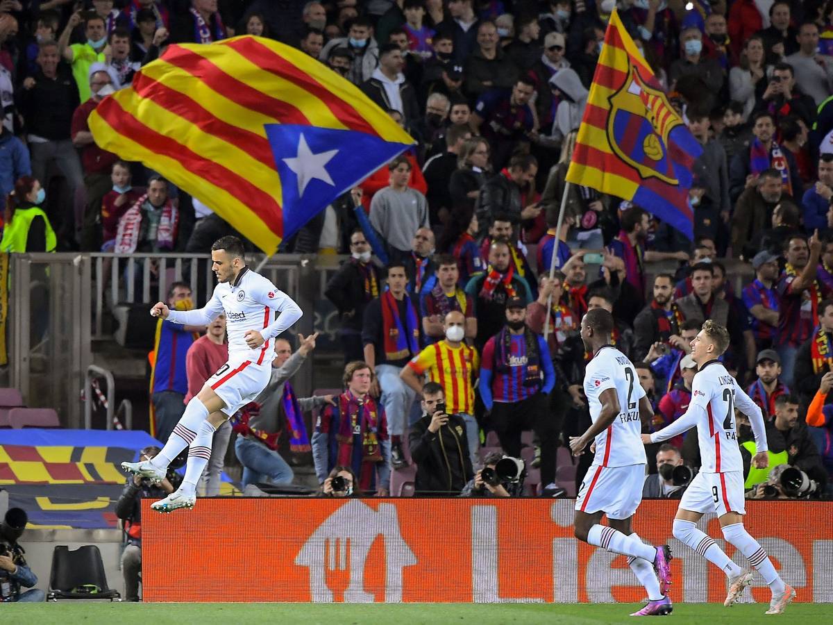 Eintracht Frankfurt's Serbian midfielder Filip Kostic (L) celebrates after scoring his team's first goal during the Europa League quarter final second leg football match between FC Barcelona and Eintracht Frankfurt at the Camp Nou stadium in Barcelona on April 14, 2022. (Photo by Jose Jordan / AFP)