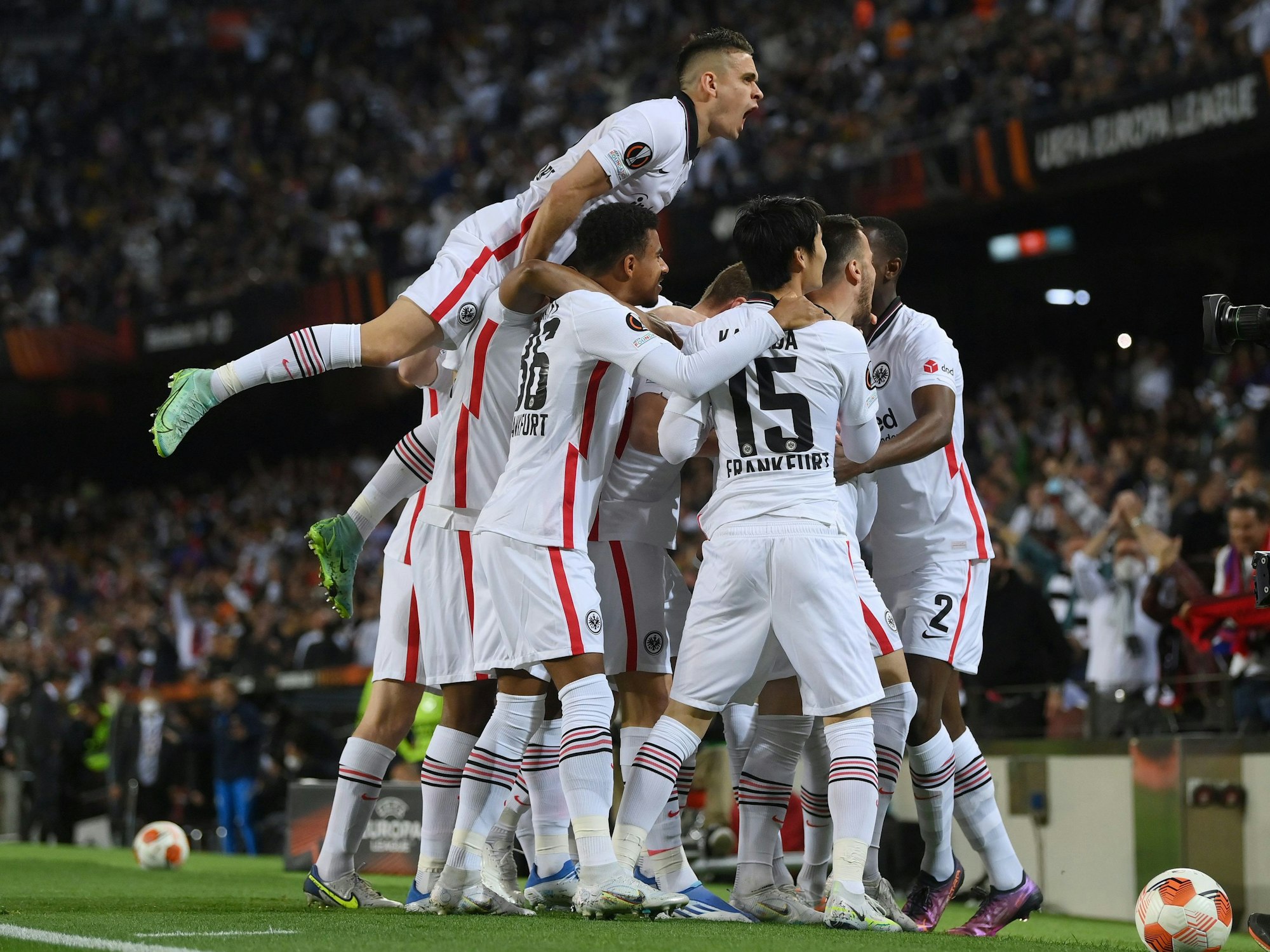 Die Eintracht-Profis bejubeln ihren Sieg beim FC Barcelona.