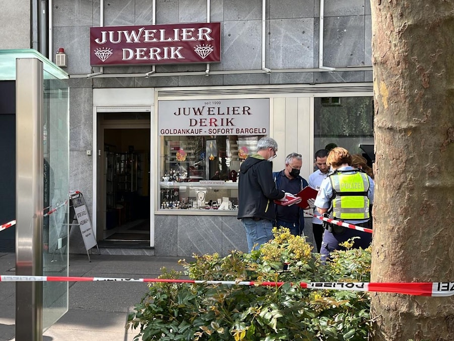 Polizeieinsatz vor einem Juwelier-Geschäft in Köln. Der Laden wurde kurz zuvor ausgeraubt.