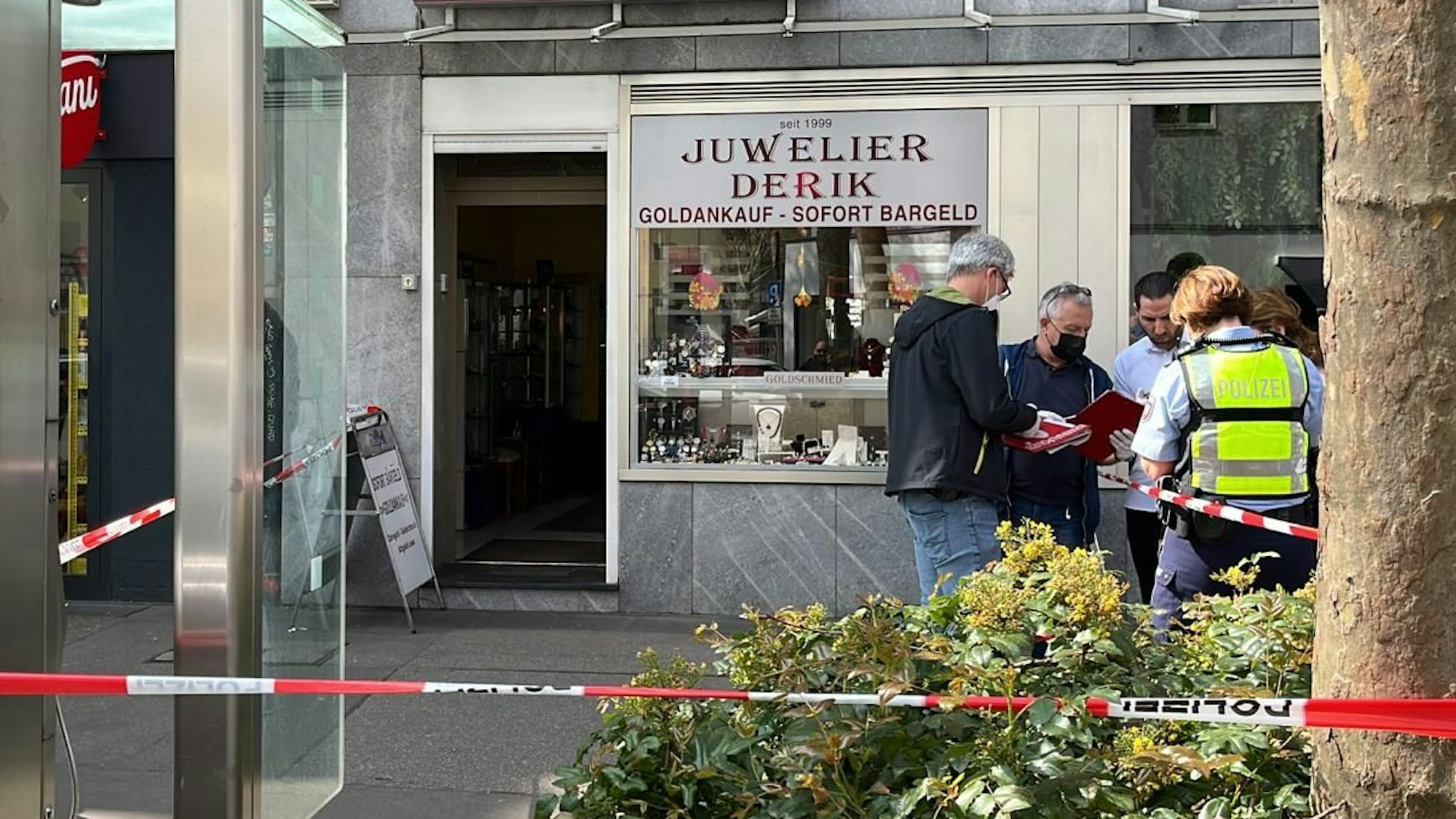 Polizeieinsatz vor einem Juwelier-Geschäft in Köln. Der Laden wurde kurz zuvor ausgeraubt.