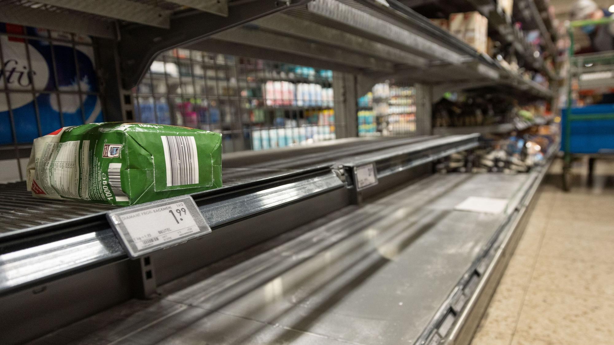 Die Regale für manche Produkte sind weitestgehend leer gekauft infolge des Ukraine-Konfliktes. Das Symbolbild zeigt ein leeres Regal im Supermarkt vom 16. März 2022.