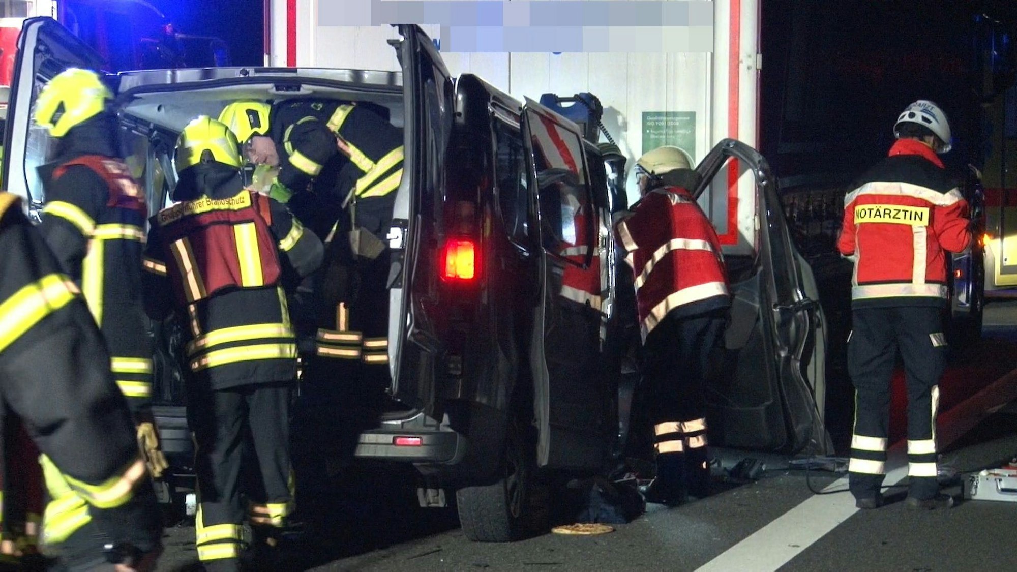 Unfall auf der A30: Ein Lkw, der mit Rapsöl beladen war, ist umgekippt. Unser Archivbild zeigt einen anderen A30-Umnfall, der 2019 passierte.